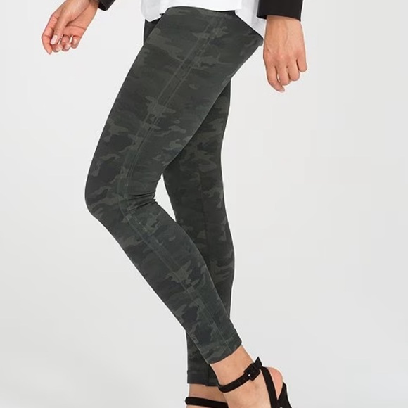NWOT Spanx Green Camo Seamless Leggings. Size Small - Picture 4 of 4